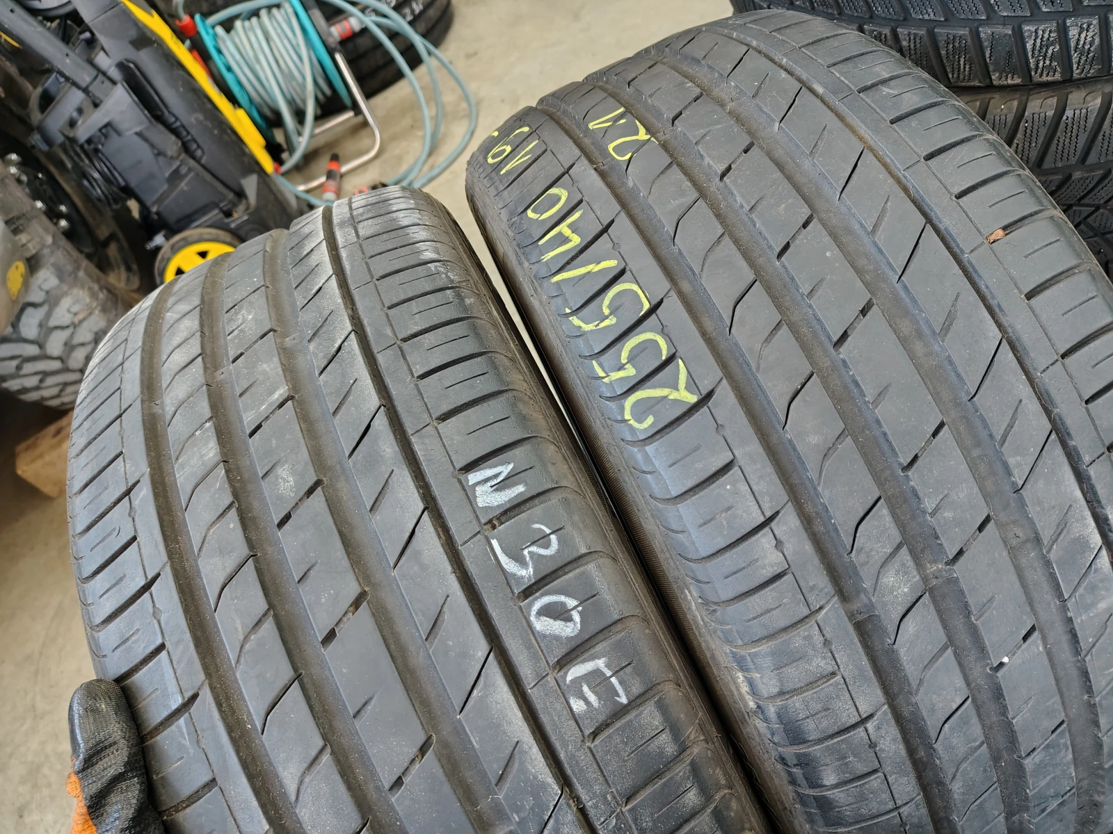 Гуми Летни 255/40R19, снимка 2 - Гуми и джанти - 55843965