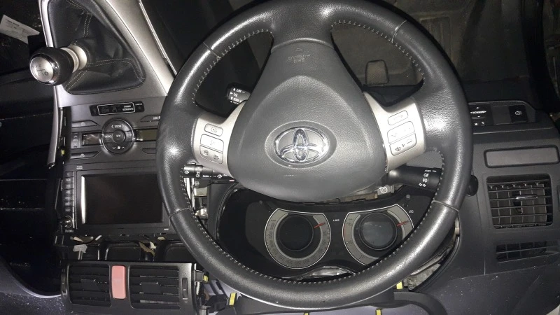 Toyota Auris 2.2 d-cat, снимка 4 - Автомобили и джипове - 40794815