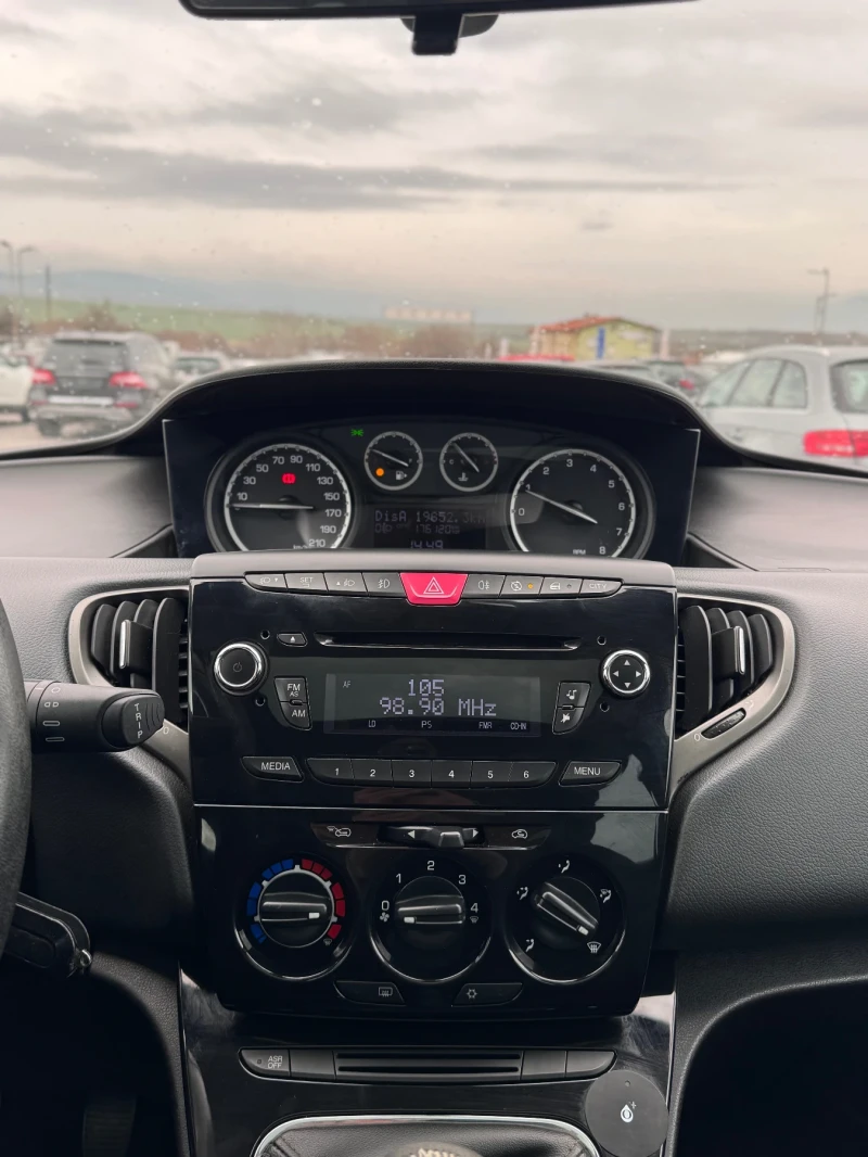 Lancia Ypsilon 1.3i Euro5B, снимка 13 - Автомобили и джипове - 52674882