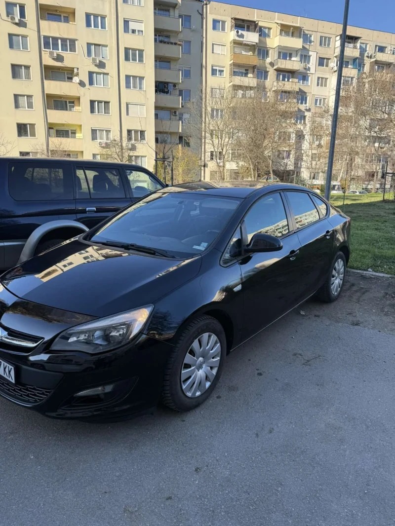 Opel Astra Седан, снимка 2 - Автомобили и джипове - 52740679