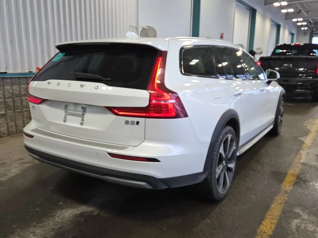 Volvo V60 Cross Country * ULTIMATE * CARFAX /360/NAVI/PANO/DIS - изображение 3