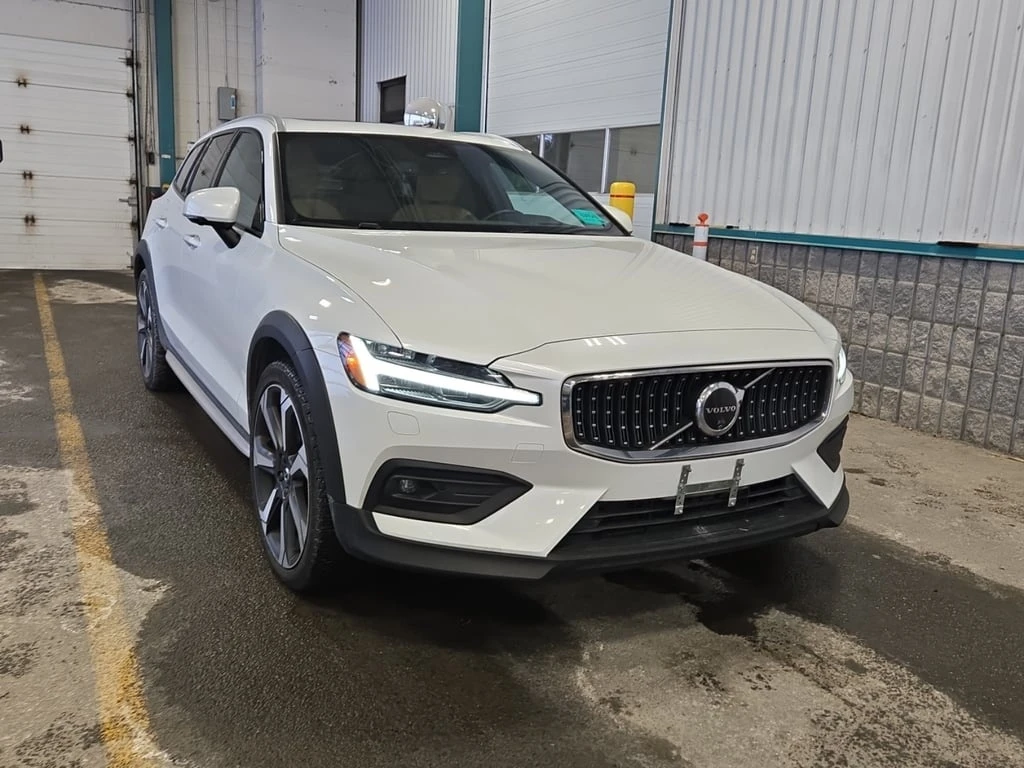 Volvo V60 Cross Country * ULTIMATE * CARFAX /360/NAVI/PANO/DIS - изображение 2