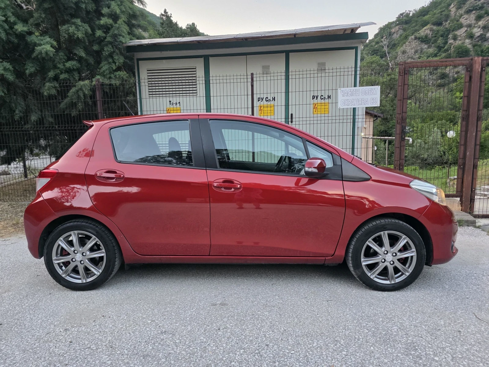 Toyota Yaris 1.4D4-D * NAVI* KAMERA* BURGUNDY* TOP* , снимка 8 - Автомобили и джипове - 54840218