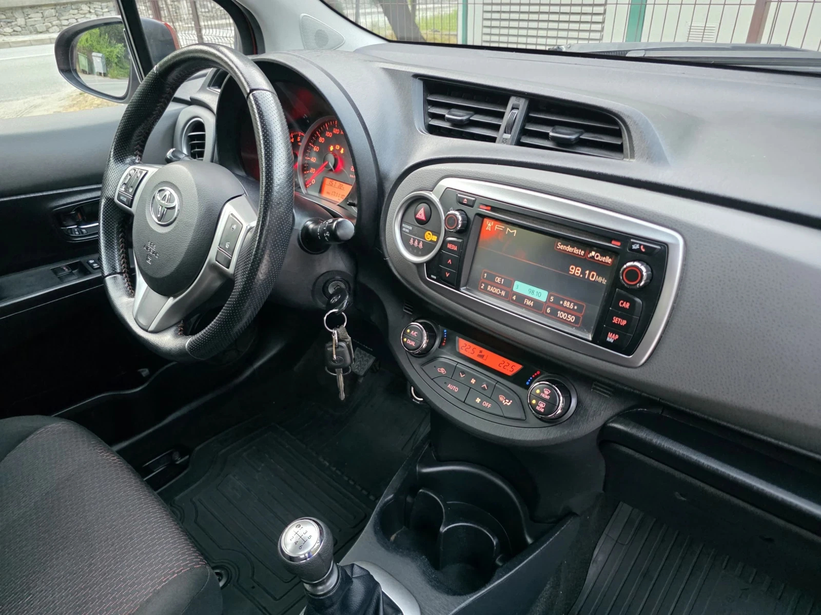 Toyota Yaris 1.4D4-D * NAVI* KAMERA* BURGUNDY* TOP* , снимка 12 - Автомобили и джипове - 54840218