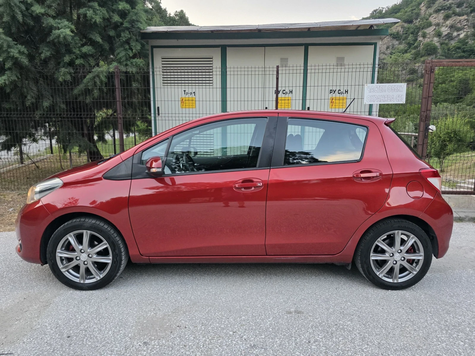 Toyota Yaris 1.4D4-D * NAVI* KAMERA* BURGUNDY* TOP* , снимка 7 - Автомобили и джипове - 54840218