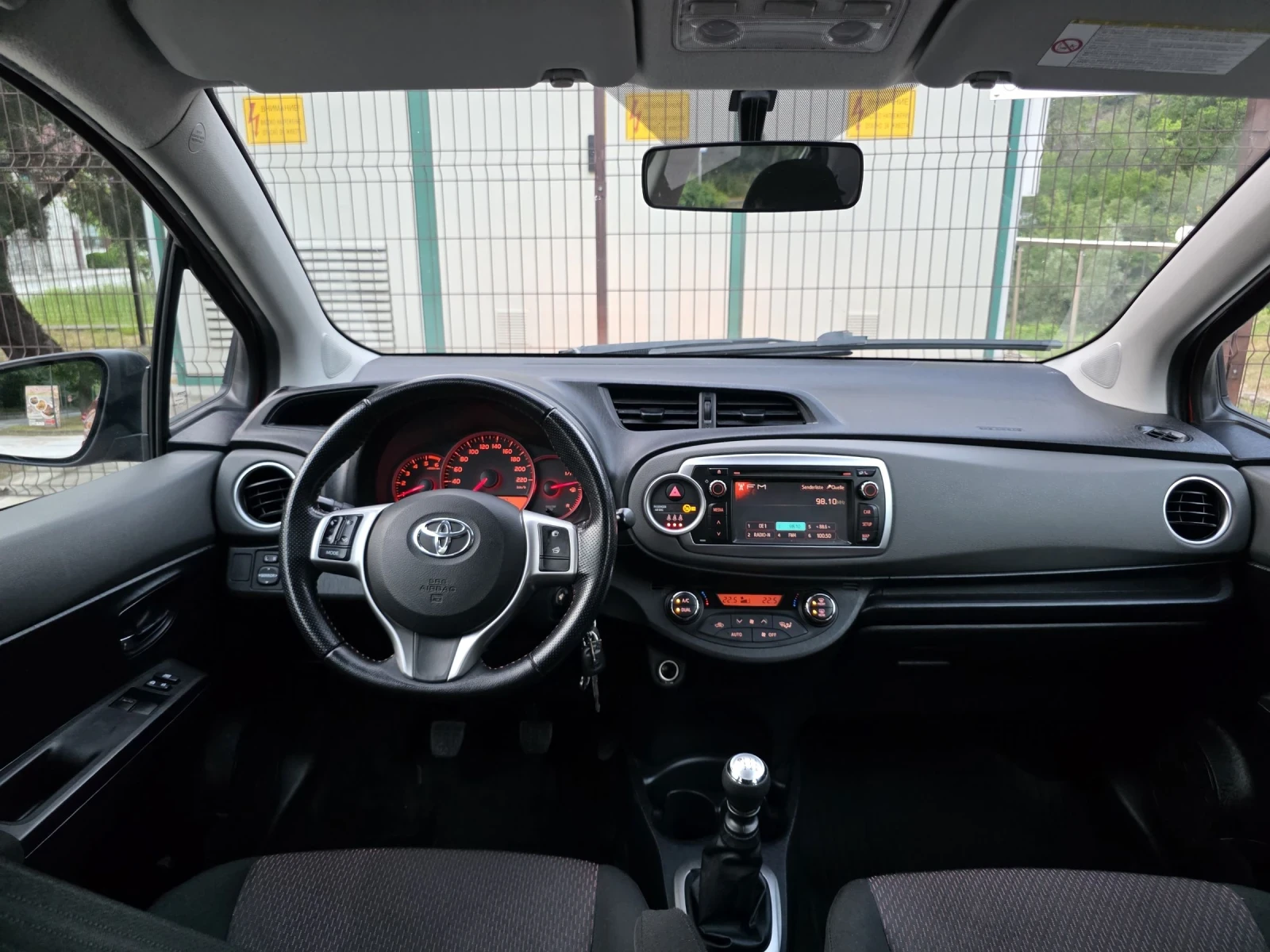 Toyota Yaris 1.4D4-D * NAVI* KAMERA* BURGUNDY* TOP* , снимка 11 - Автомобили и джипове - 54840218