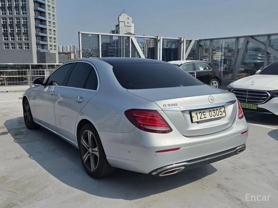 Mercedes-Benz E 300, снимка 3 - Автомобили и джипове - 55823376