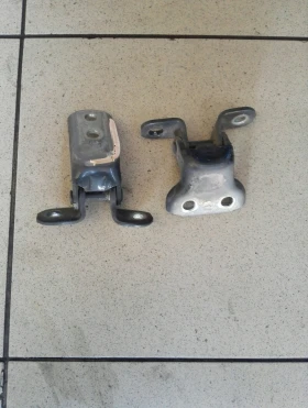 Панта (панти) предна дясна врата Тойота Рав4 07г.