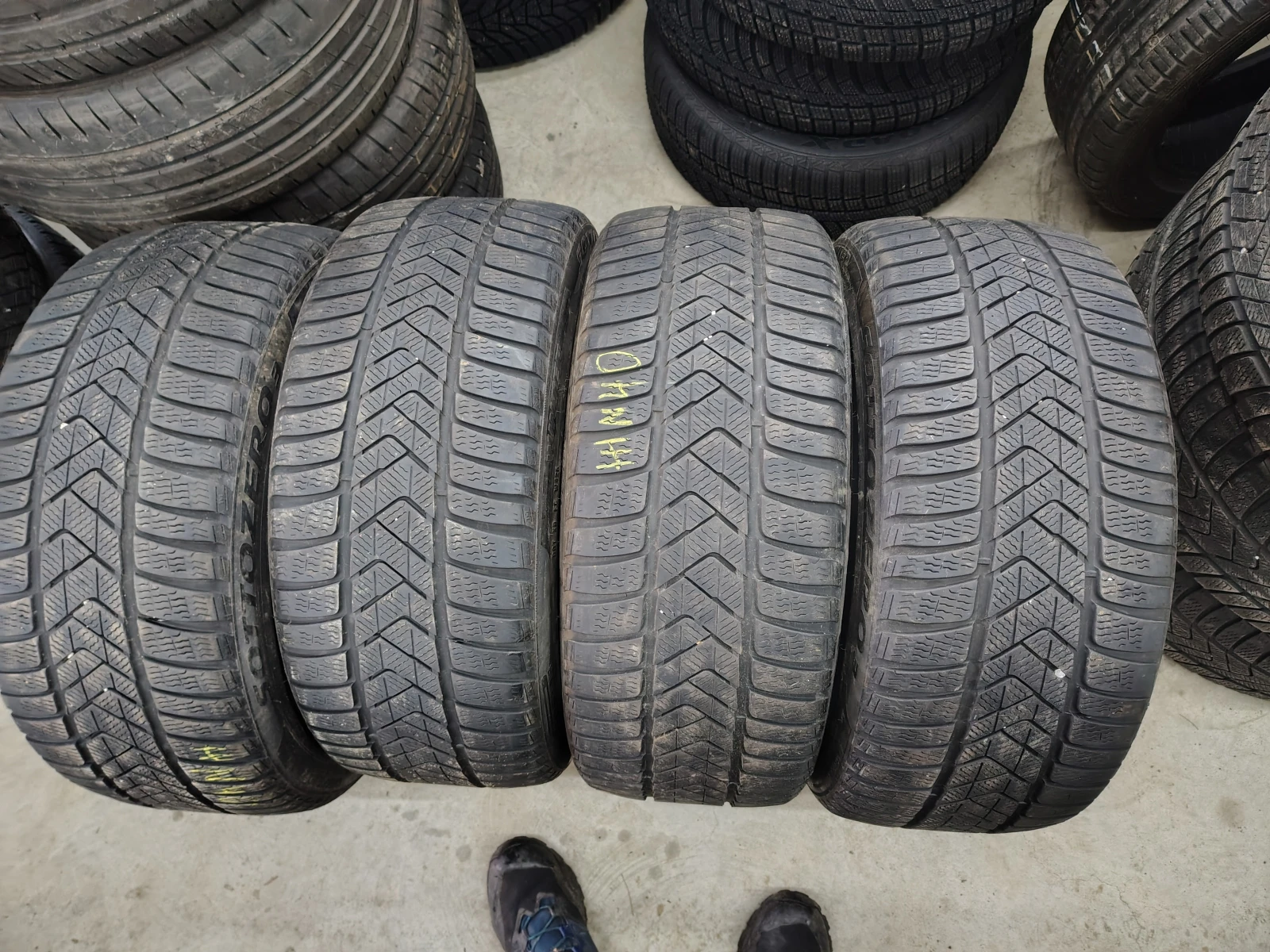 Гуми Зимни 235/40R19