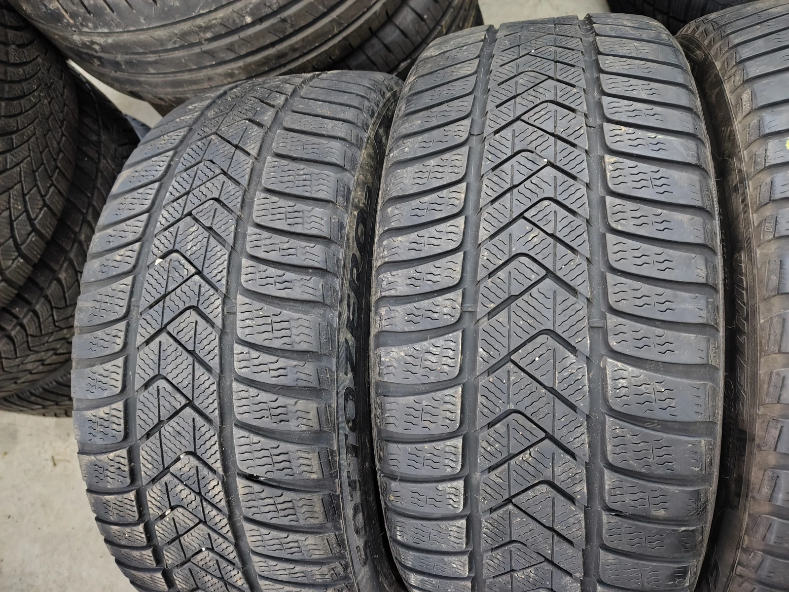 Гуми Зимни 235/40R19, снимка 3 - Гуми и джанти - 54088075