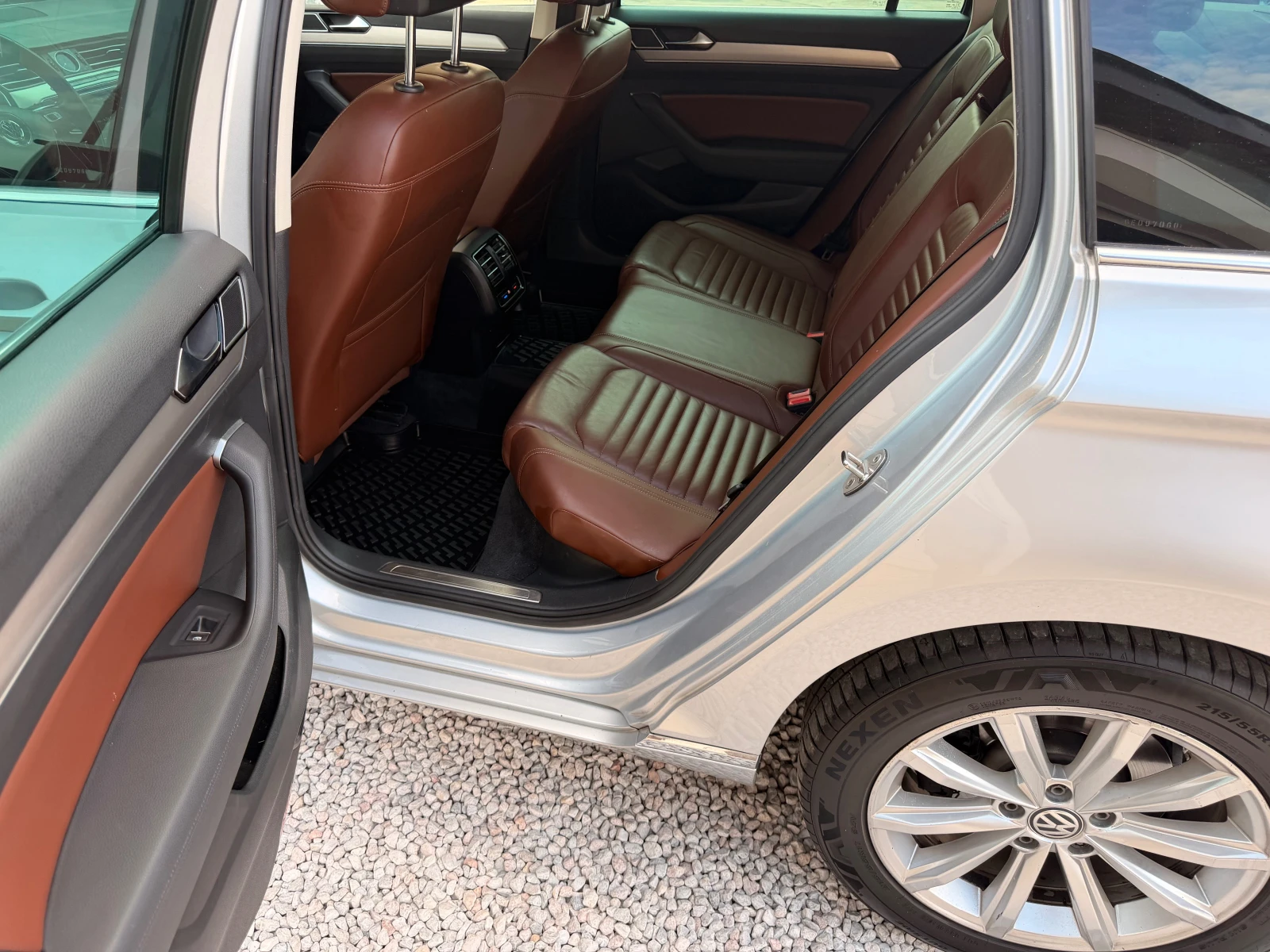 VW Passat 2.0TDI* NAVI* 4X4* DIGITAL* , снимка 16 - Автомобили и джипове - 55170793