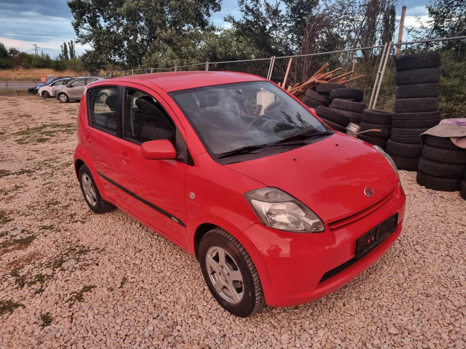 Daihatsu Sirion 1.3iVVTI ESKLUZIVE АУТОМАТ 4Х4, снимка 3 - Автомобили и джипове - 56078512