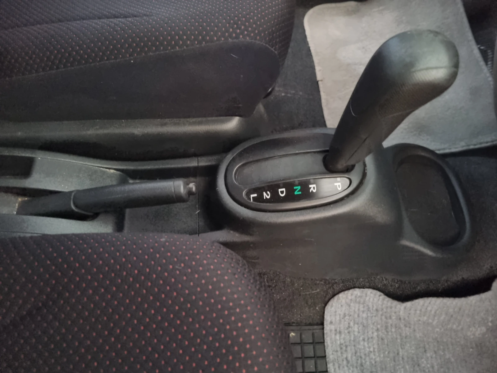 Daihatsu Sirion 1.3iVVTI ESKLUZIVE АУТОМАТ 4Х4, снимка 12 - Автомобили и джипове - 56078512