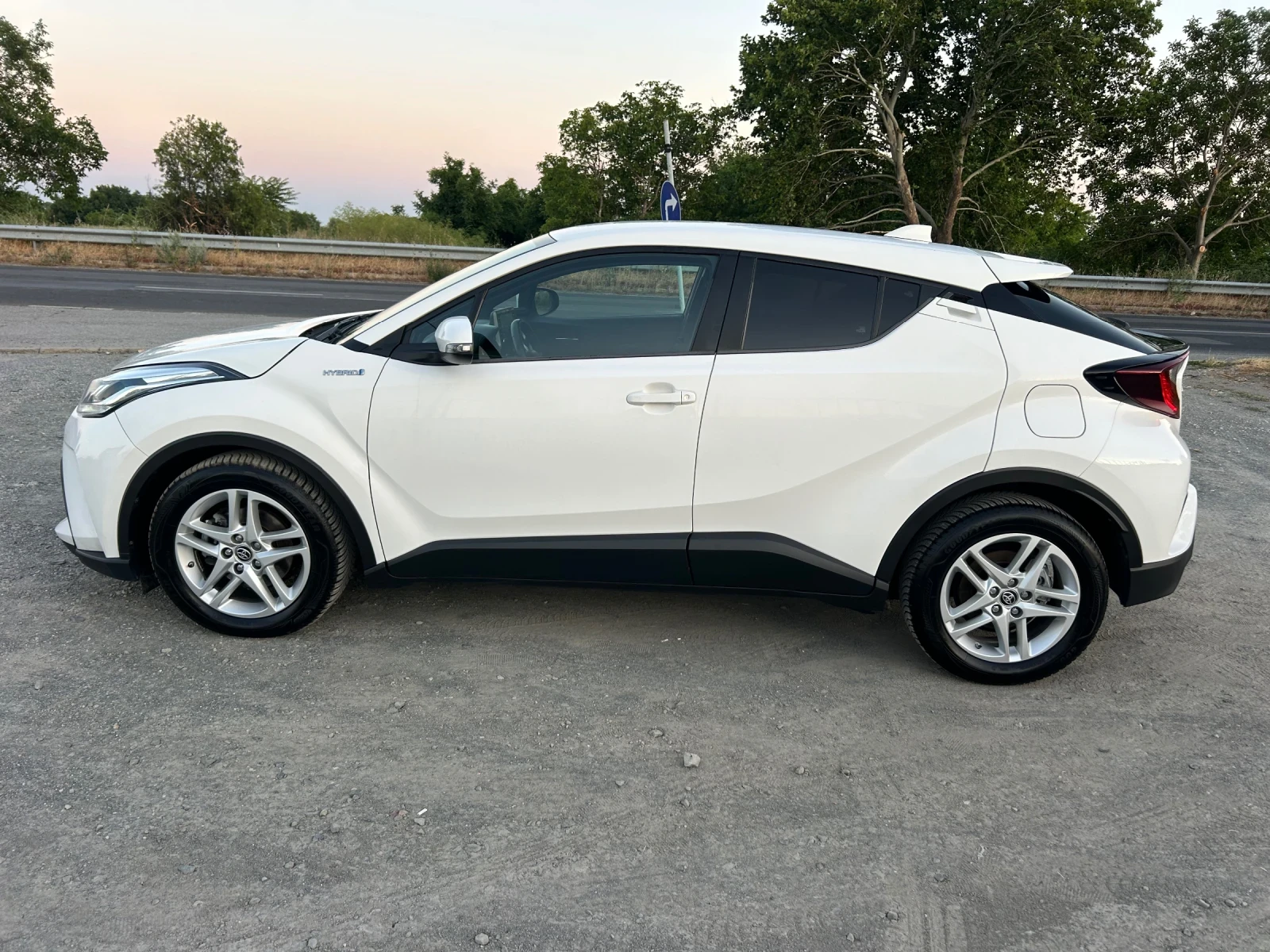 Toyota C-HR HYBRID / FACELIFT / ЕВРО6 / YOUTUBE / WAZE, снимка 8 - Автомобили и джипове - 54846526