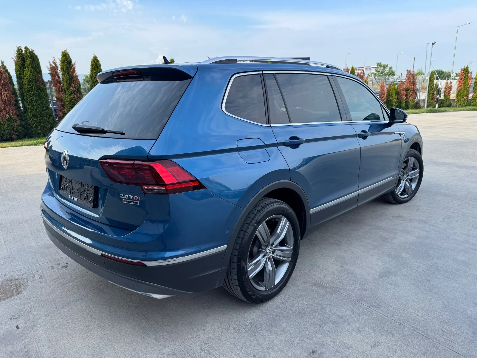 VW Tiguan 2.0 TDI 7 местен 4х4 лизинг 100 процента одобрение, снимка 4 - Автомобили и джипове - 55137148