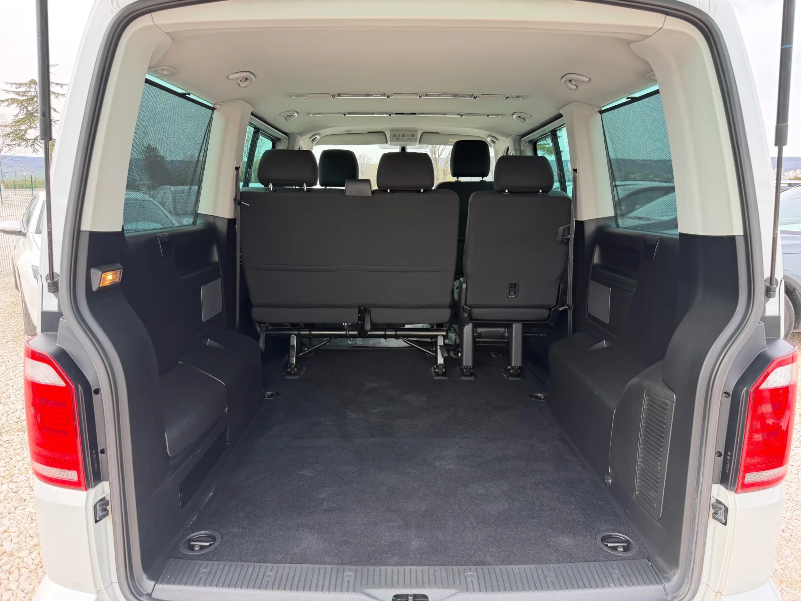 VW Caravelle 2.0TDI-150 DISTR. CAMERA DSG FULL LED NAVI EU 6B, снимка 14 - Бусове и автобуси - 54206666