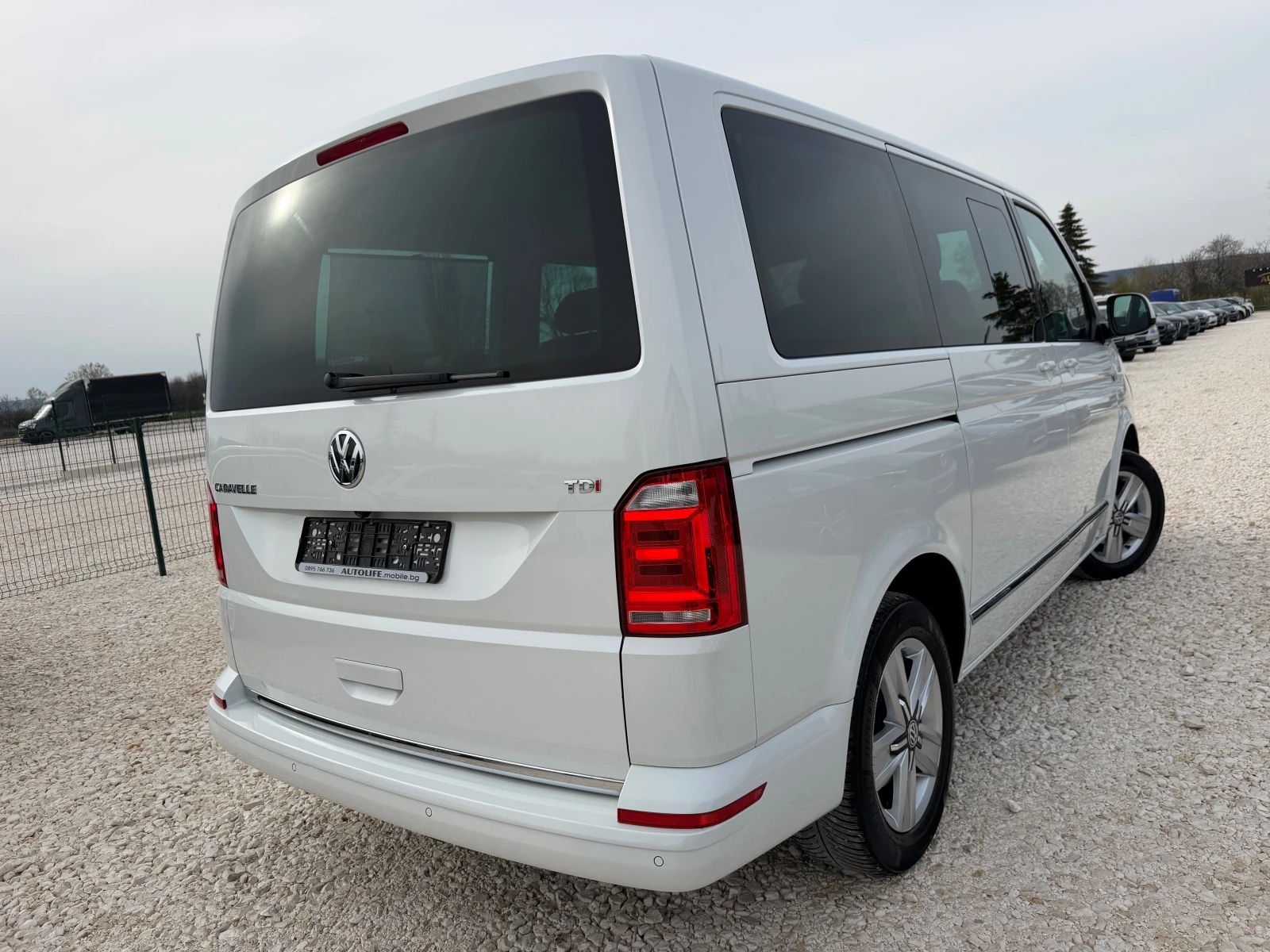 VW Caravelle 2.0TDI-150 DISTR. CAMERA DSG FULL LED NAVI EU 6B, снимка 2 - Бусове и автобуси - 54206666