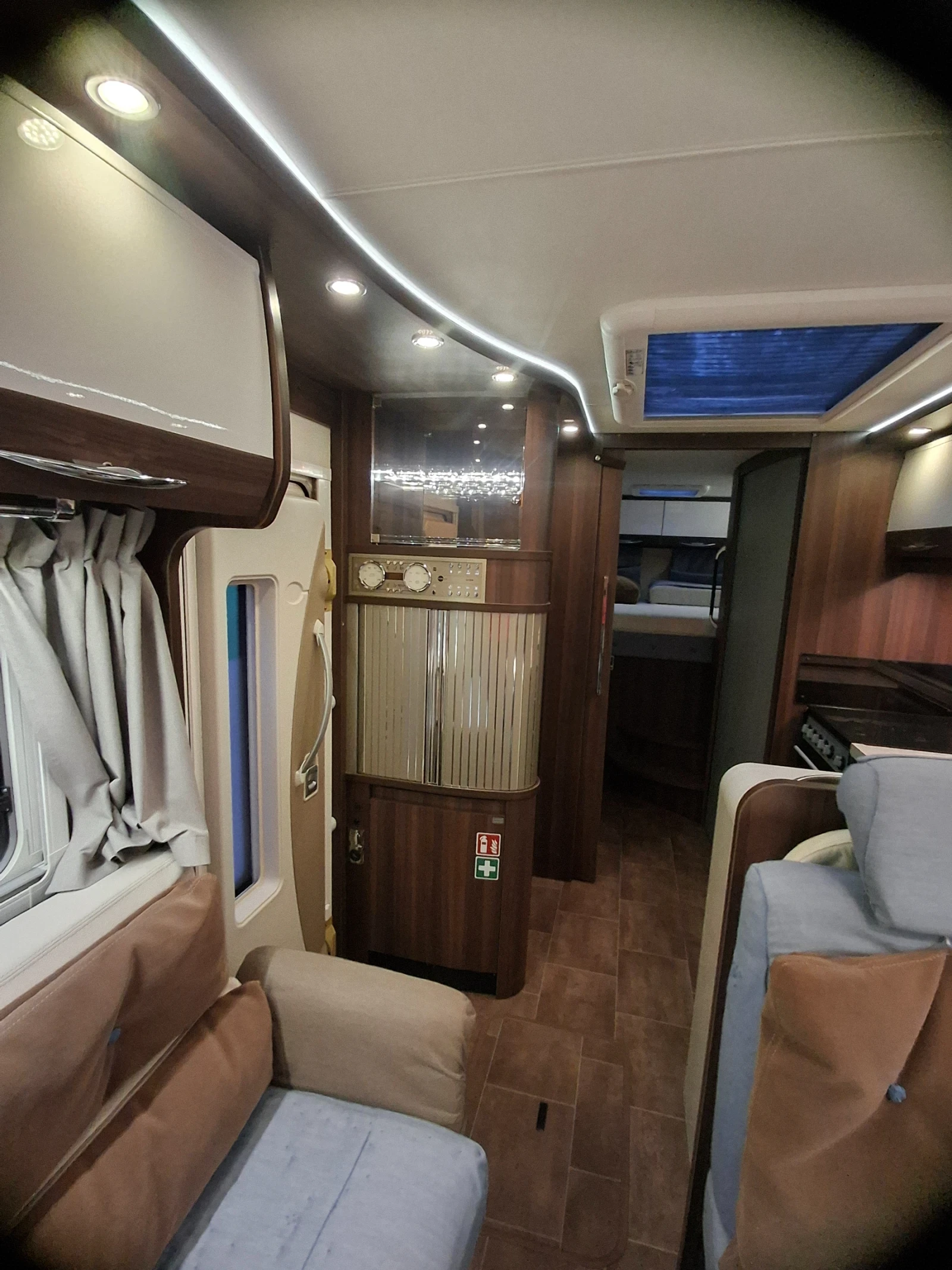 Кемпер Burstner Argos A 747, снимка 8 - Каравани и кемпери - 55425753