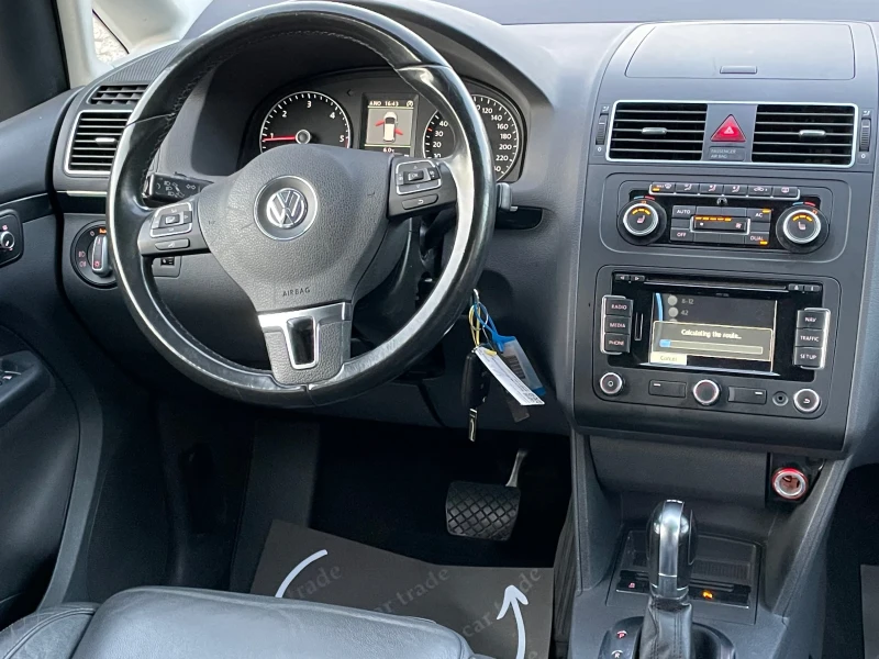VW Touran 2.0TDI/DSG/КОЖА/HIGHLINE/NAVI/PARK ASSIST/, снимка 13 - Автомобили и джипове - 52710549