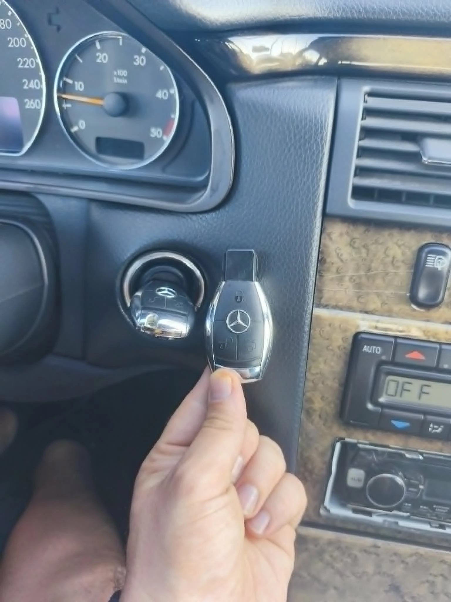 Mercedes-Benz E 320, снимка 5 - Автомобили и джипове - 54496133