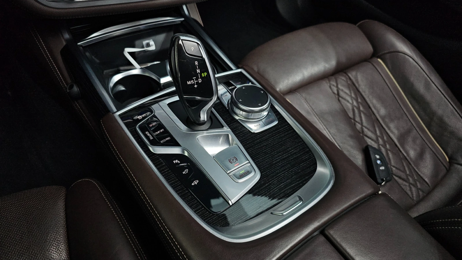 BMW 740 * ДИСТРОНИК * 360 * МАСАЖИ * HUD * АМБИЕНТНО, снимка 9 - Автомобили и джипове - 54585511