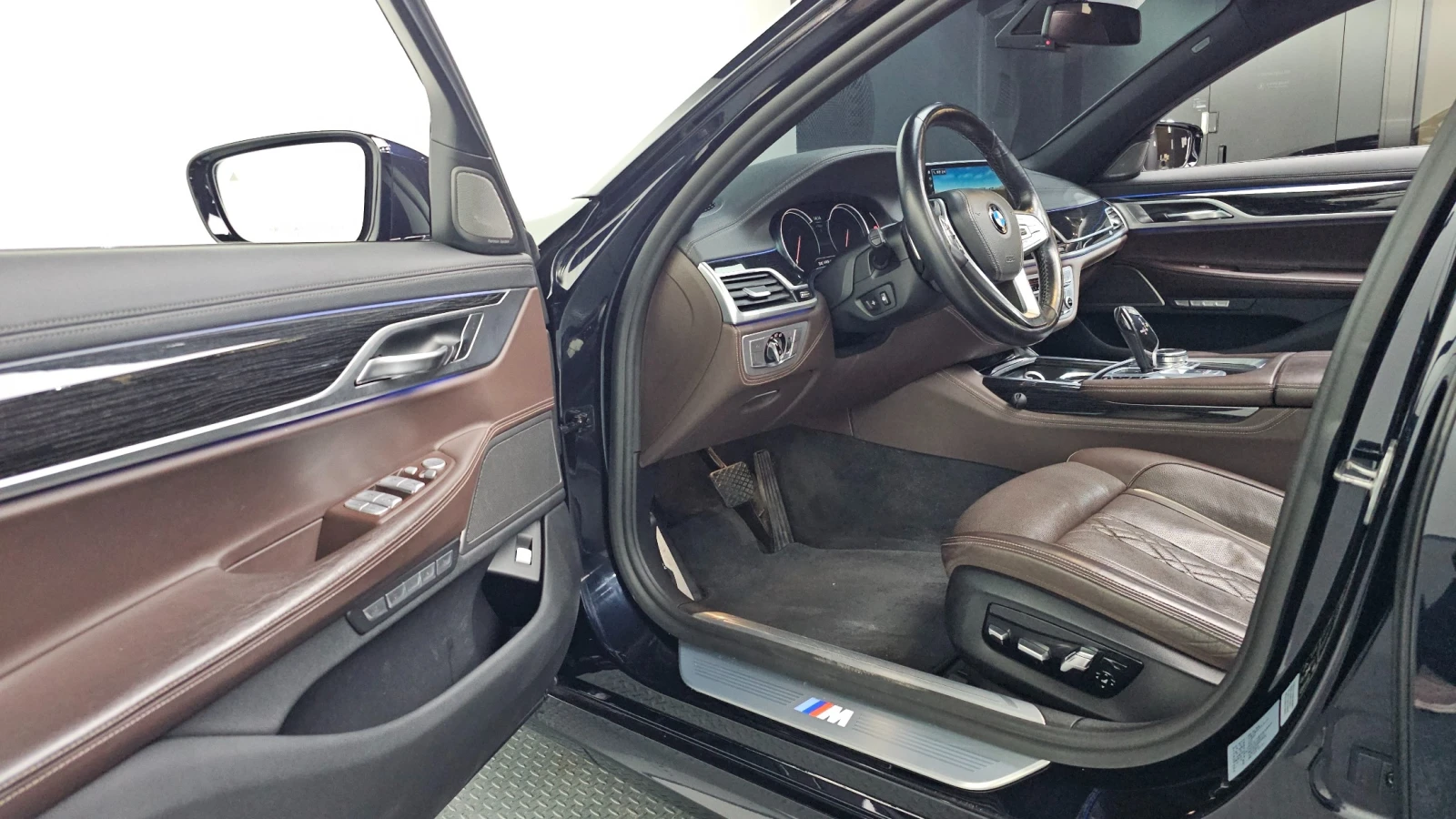 BMW 740 * ДИСТРОНИК * 360 * МАСАЖИ * HUD * АМБИЕНТНО, снимка 10 - Автомобили и джипове - 54585511