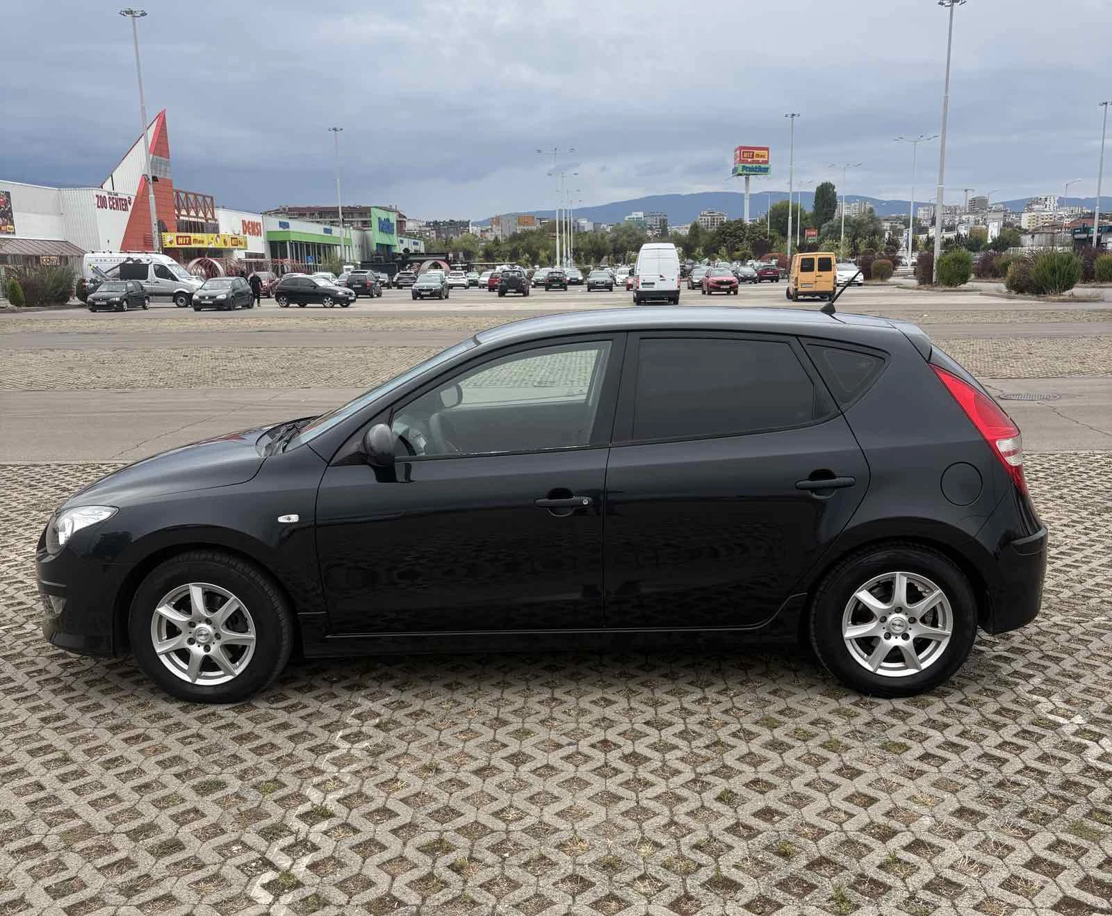 Hyundai I30 CRDi 1.6 Facelift 6 ск., снимка 8 - Автомобили и джипове - 56239205