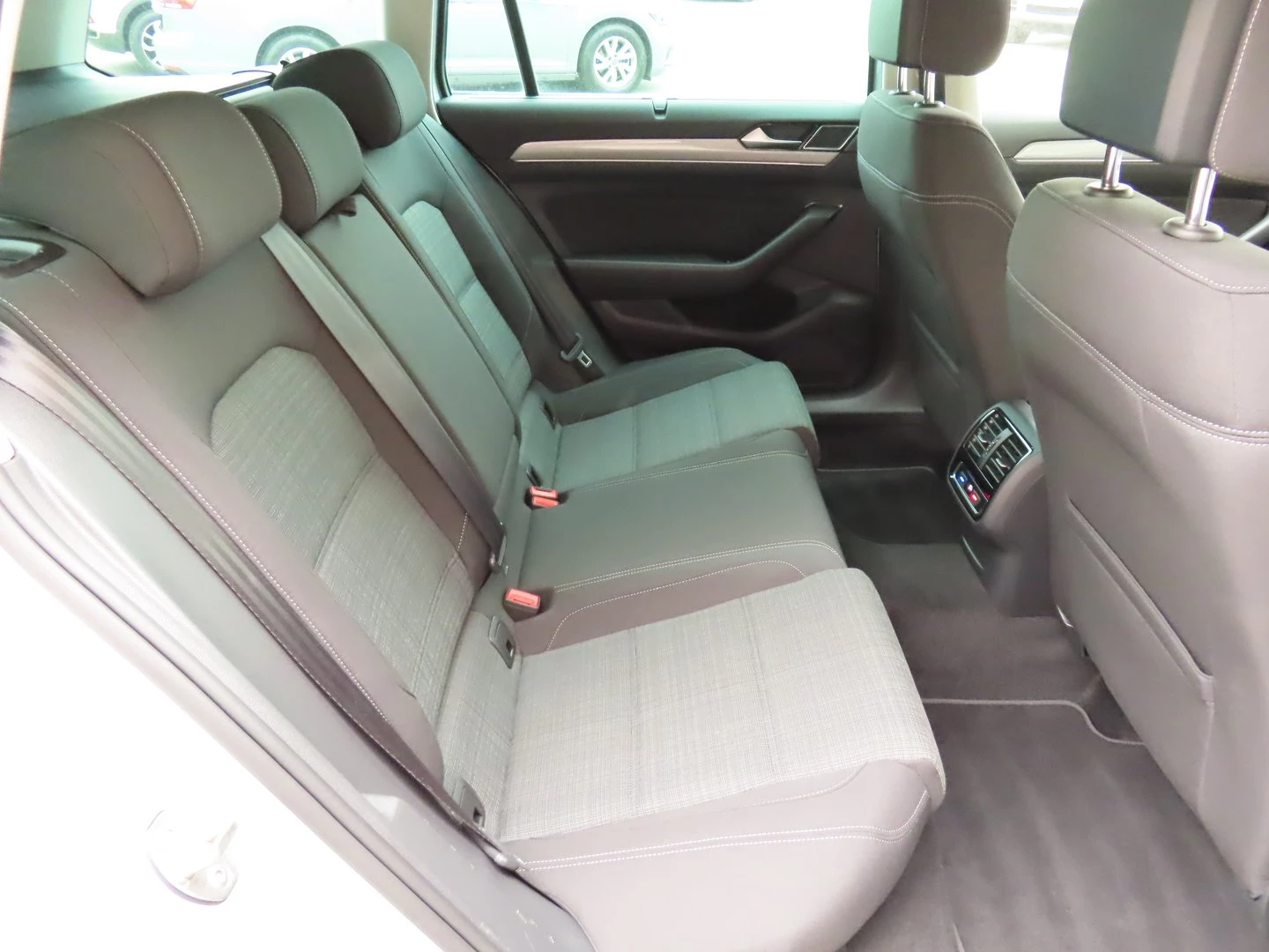 VW Passat Business 2.0 TDI SCR DSG | Mobile.bg   8