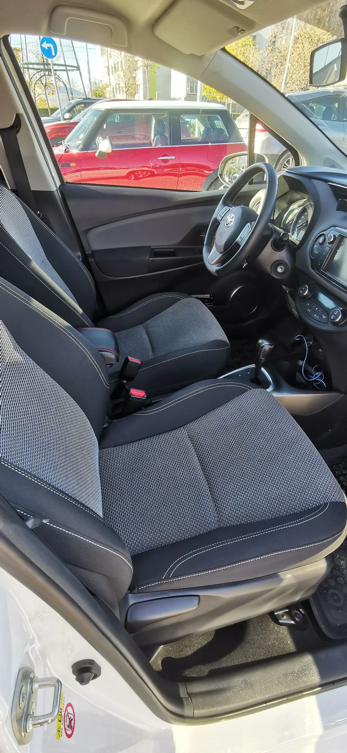 Toyota Yaris, снимка 13 - Автомобили и джипове - 53750141