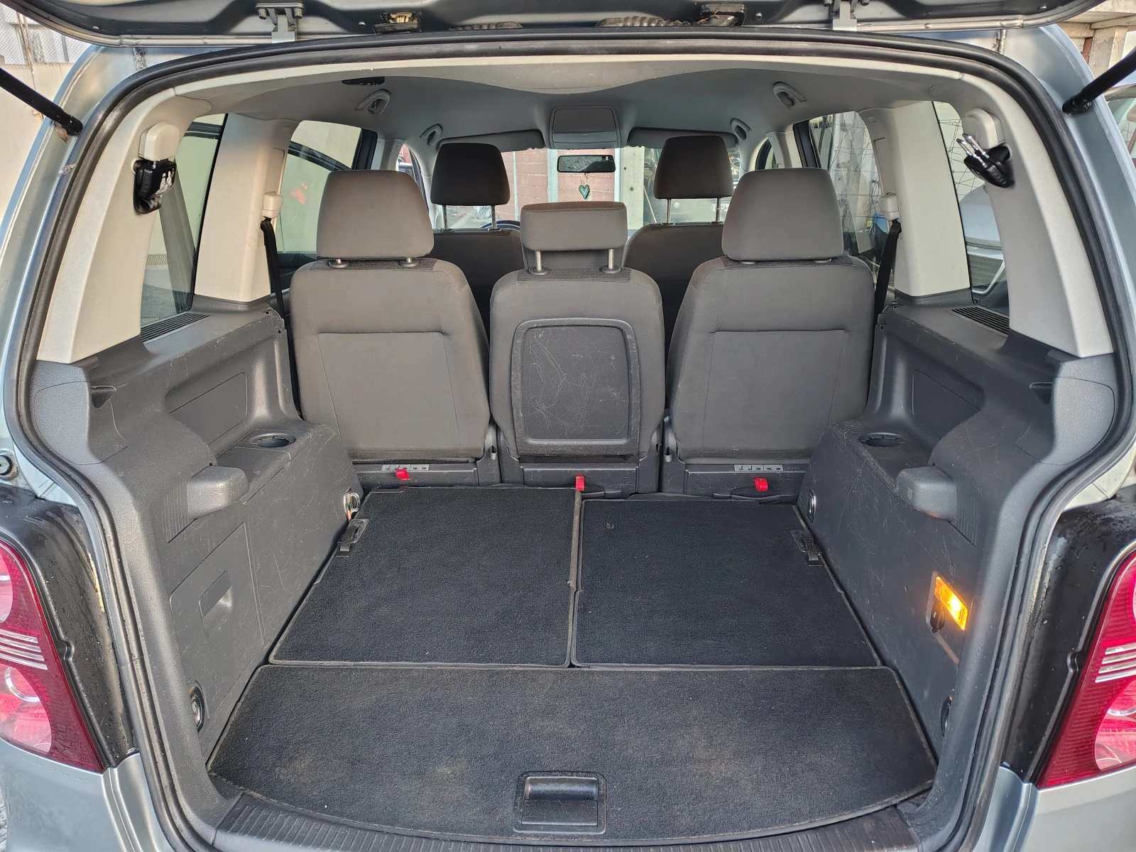 VW Touran, снимка 12 - Автомобили и джипове - 53868940