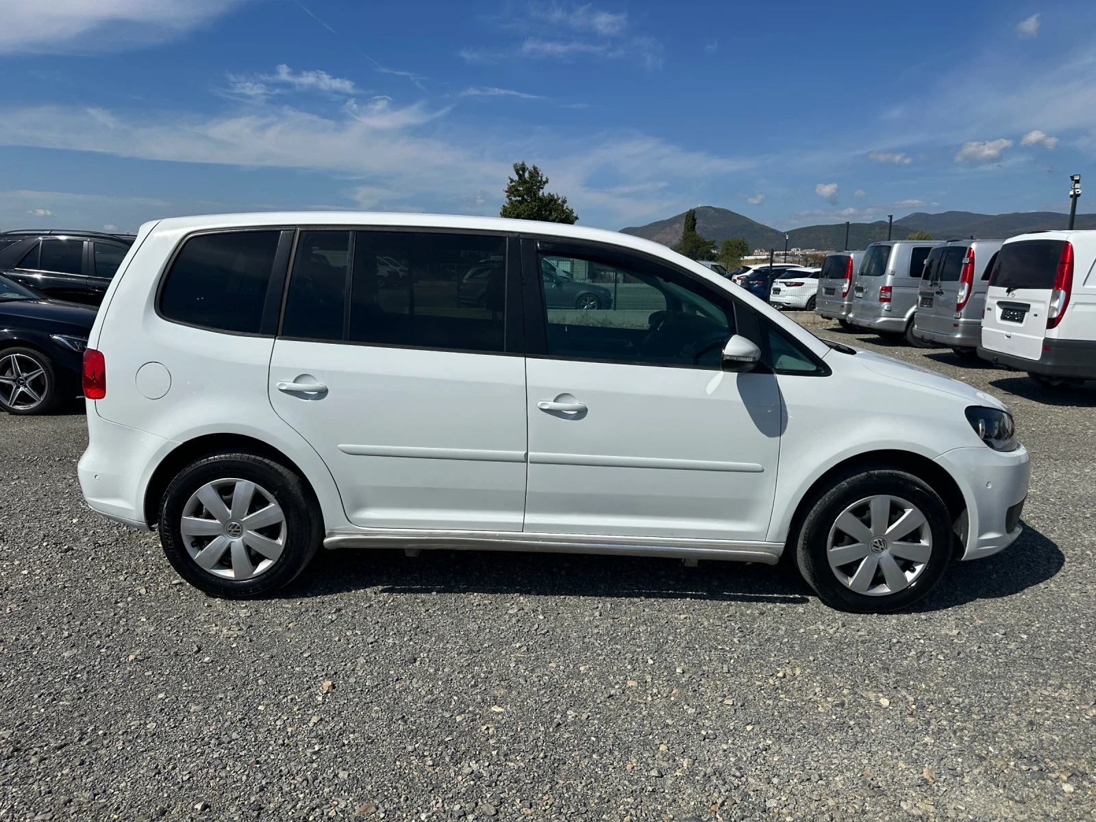 VW Touran 2.0TDI* 140к.с* АВТОМАТИК* НАВИ* КЛИМАТРОНИК, снимка 3 - Автомобили и джипове - 56182814