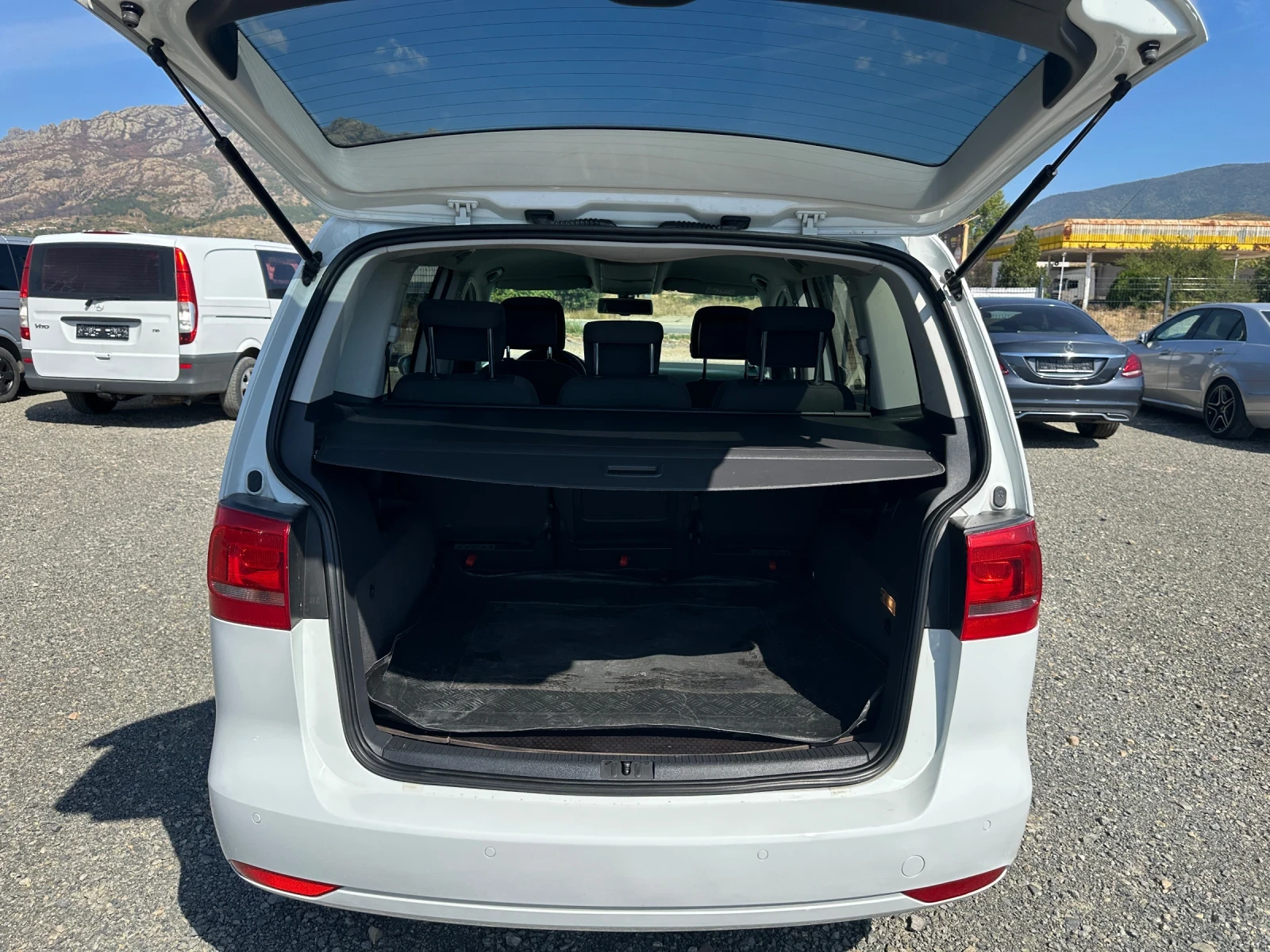 VW Touran 2.0TDI* 140к.с* АВТОМАТИК* НАВИ* КЛИМАТРОНИК, снимка 12 - Автомобили и джипове - 56182814
