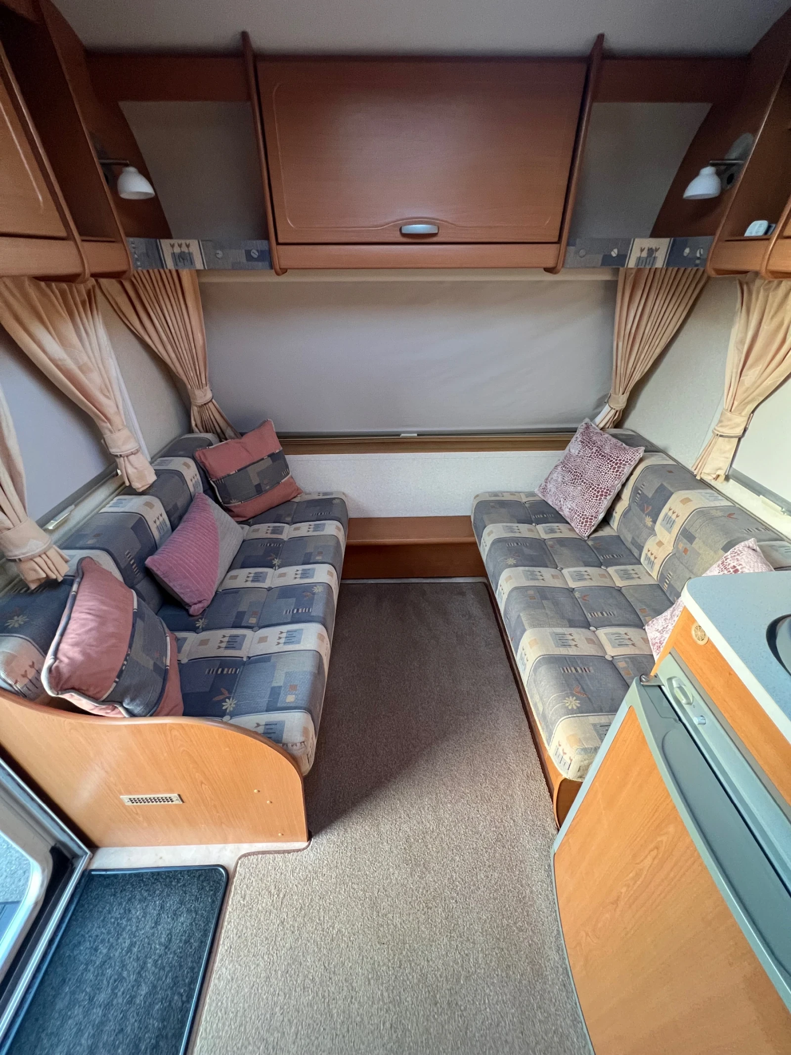 Каравана Bailey Bailey Ranger Series 5 460/4   Френска спалня, ТОП, снимка 8 - Каравани и кемпери - 55981639