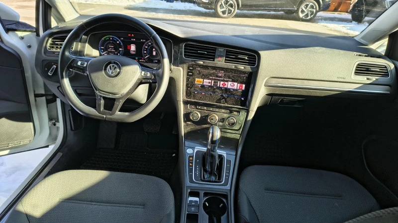 VW Golf 100kW E-Golf VII , снимка 7 - Автомобили и джипове - 53244156