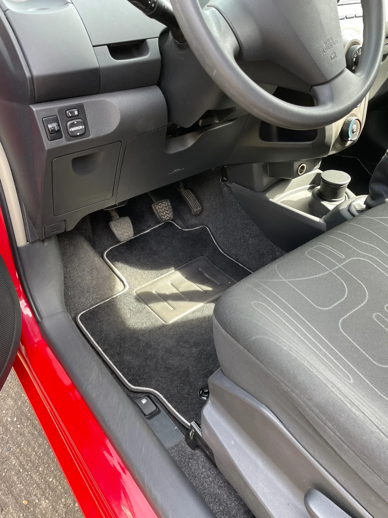 Toyota Yaris 1.3  - изображение 10