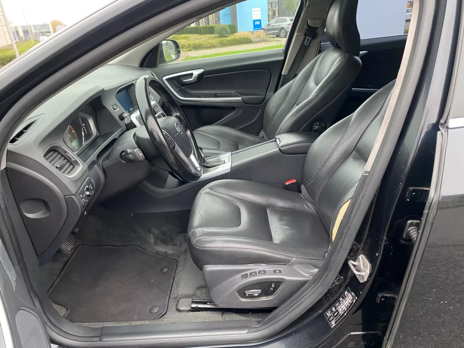 Volvo V60 SUMMUM/2.4/4X4/215HP/PHEV/LED/NAVI , снимка 9 - Автомобили и джипове - 53949755