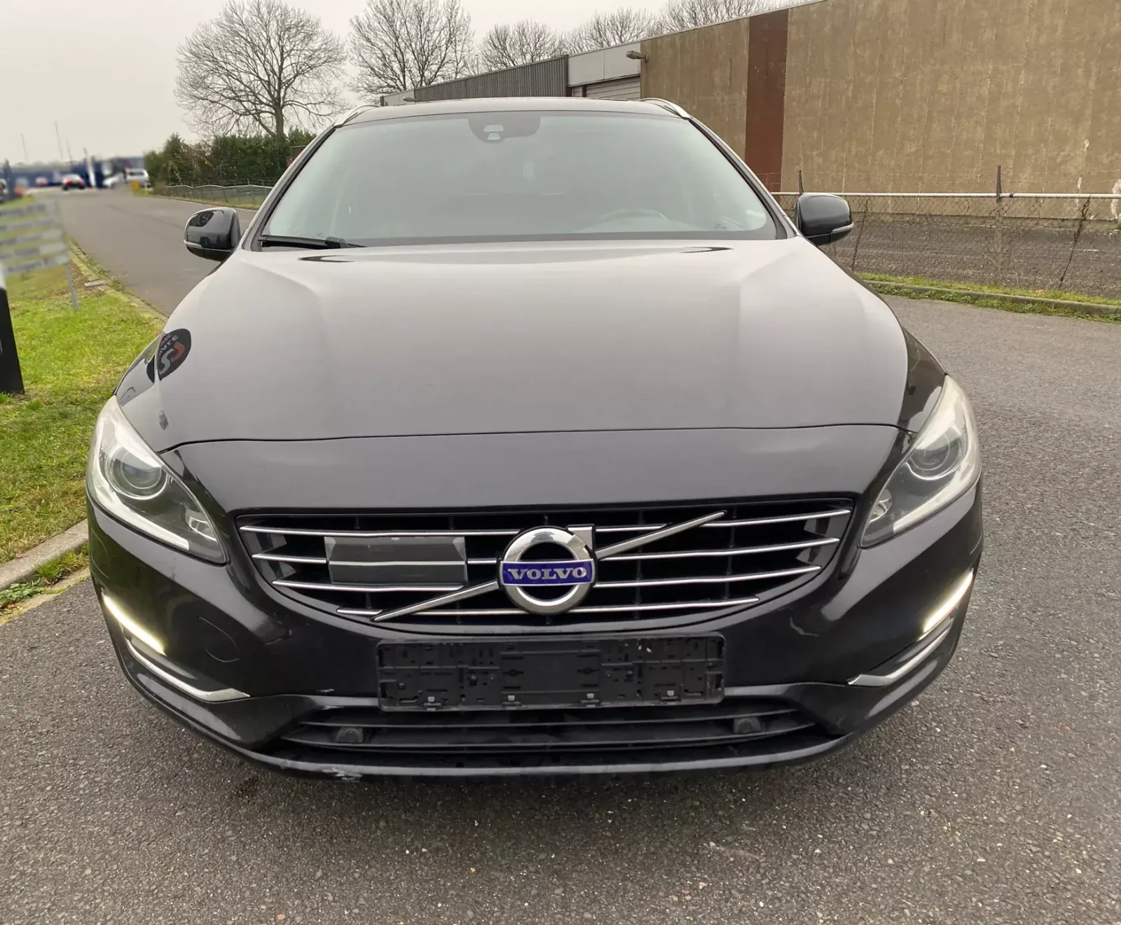 Volvo V60 SUMMUM/2.4/4X4/215HP/PHEV/LED/NAVI , снимка 2 - Автомобили и джипове - 53949755