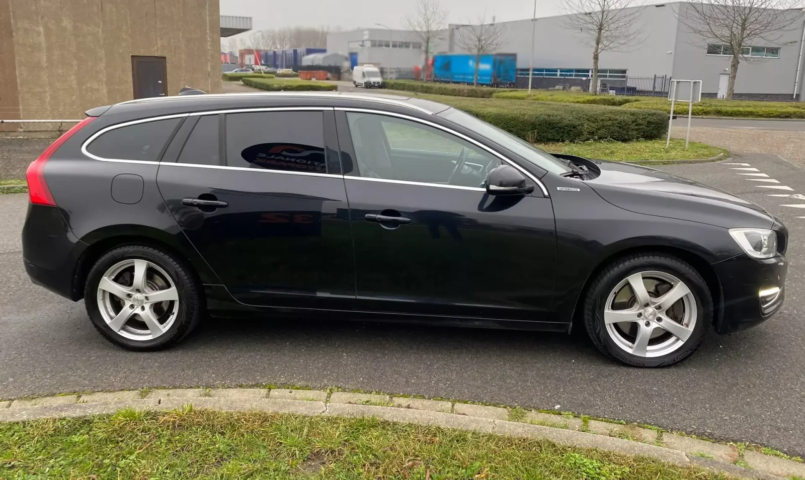 Volvo V60 SUMMUM/2.4/4X4/215HP/PHEV/LED/NAVI , снимка 5 - Автомобили и джипове - 53949755