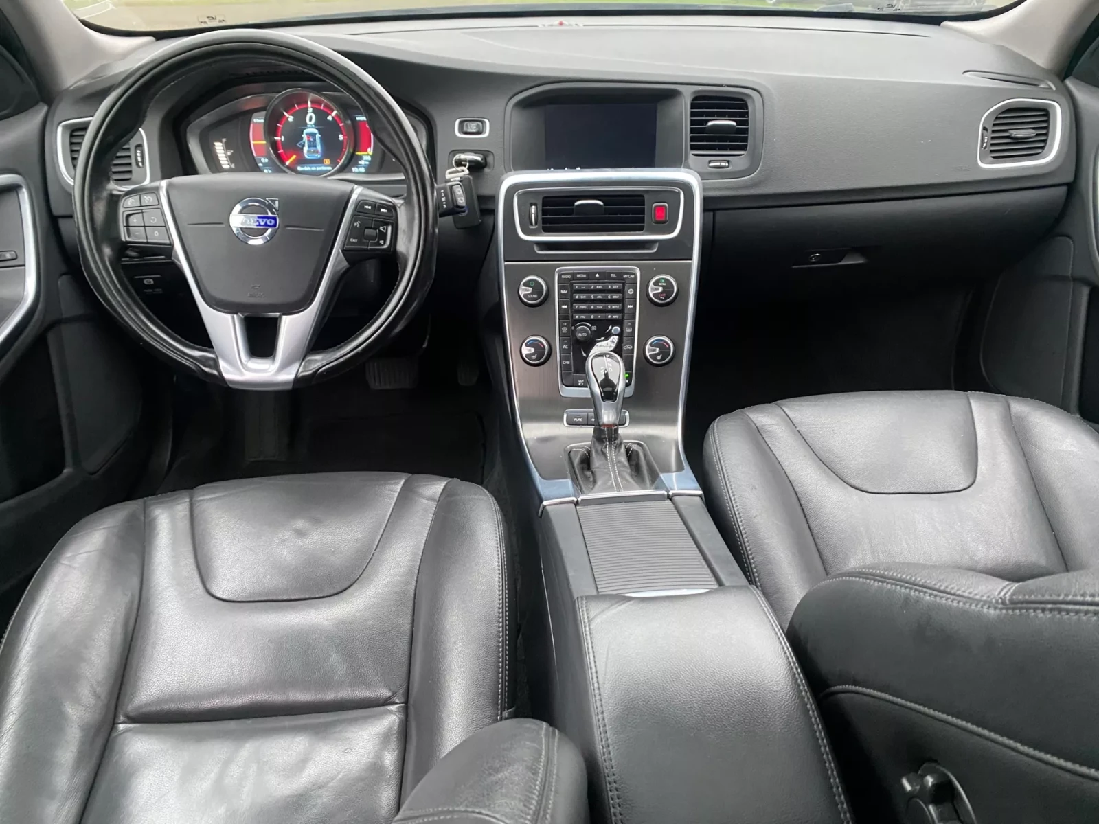 Volvo V60 SUMMUM/2.4/4X4/215HP/PHEV/LED/NAVI , снимка 10 - Автомобили и джипове - 53949755