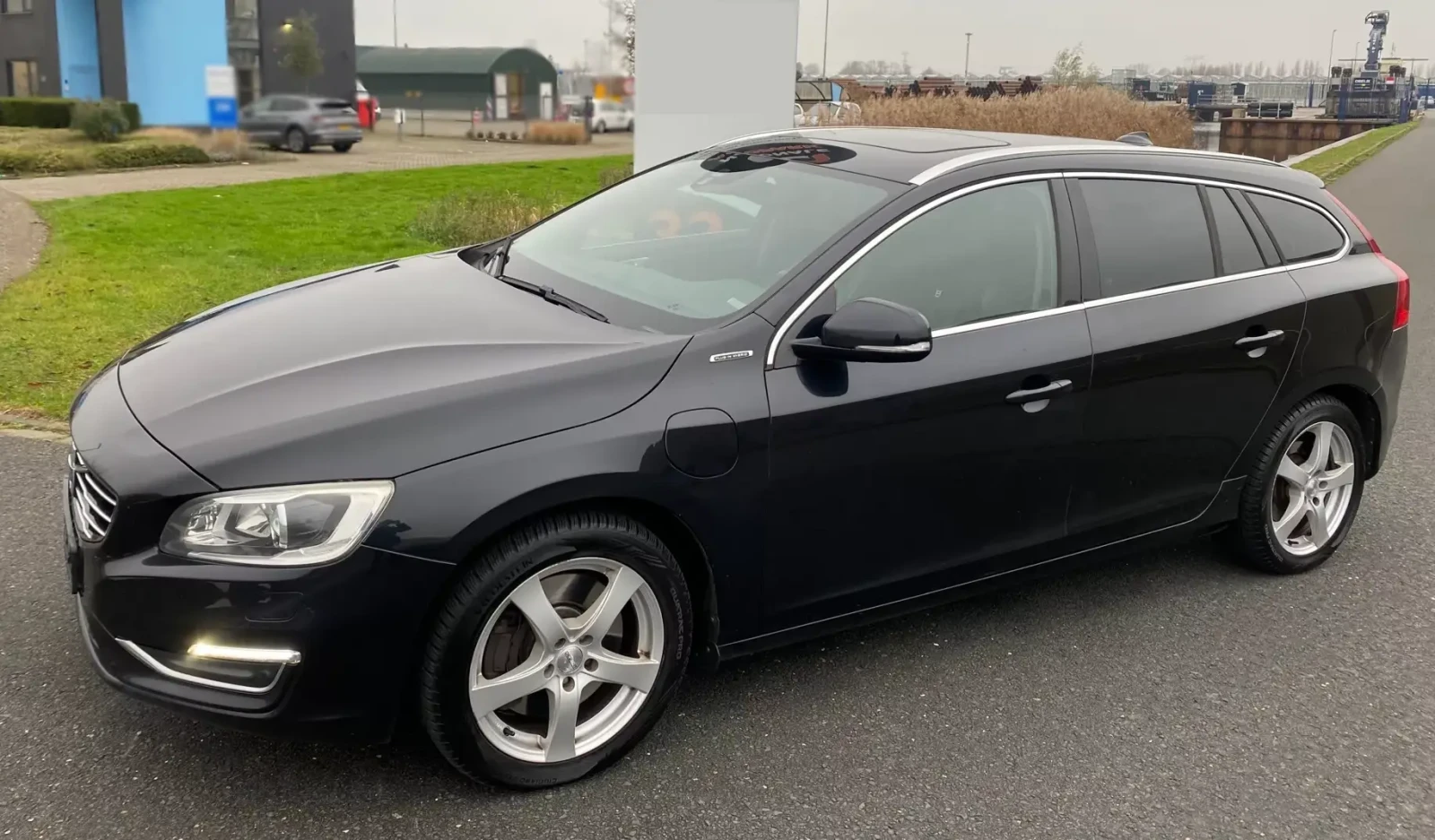 Volvo V60 SUMMUM/2.4/4X4/215HP/PHEV/LED/NAVI , снимка 3 - Автомобили и джипове - 53949755