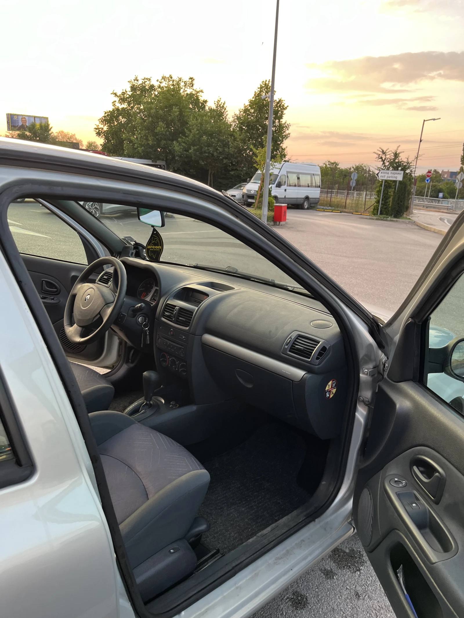 Renault Clio, снимка 16 - Автомобили и джипове - 55355105
