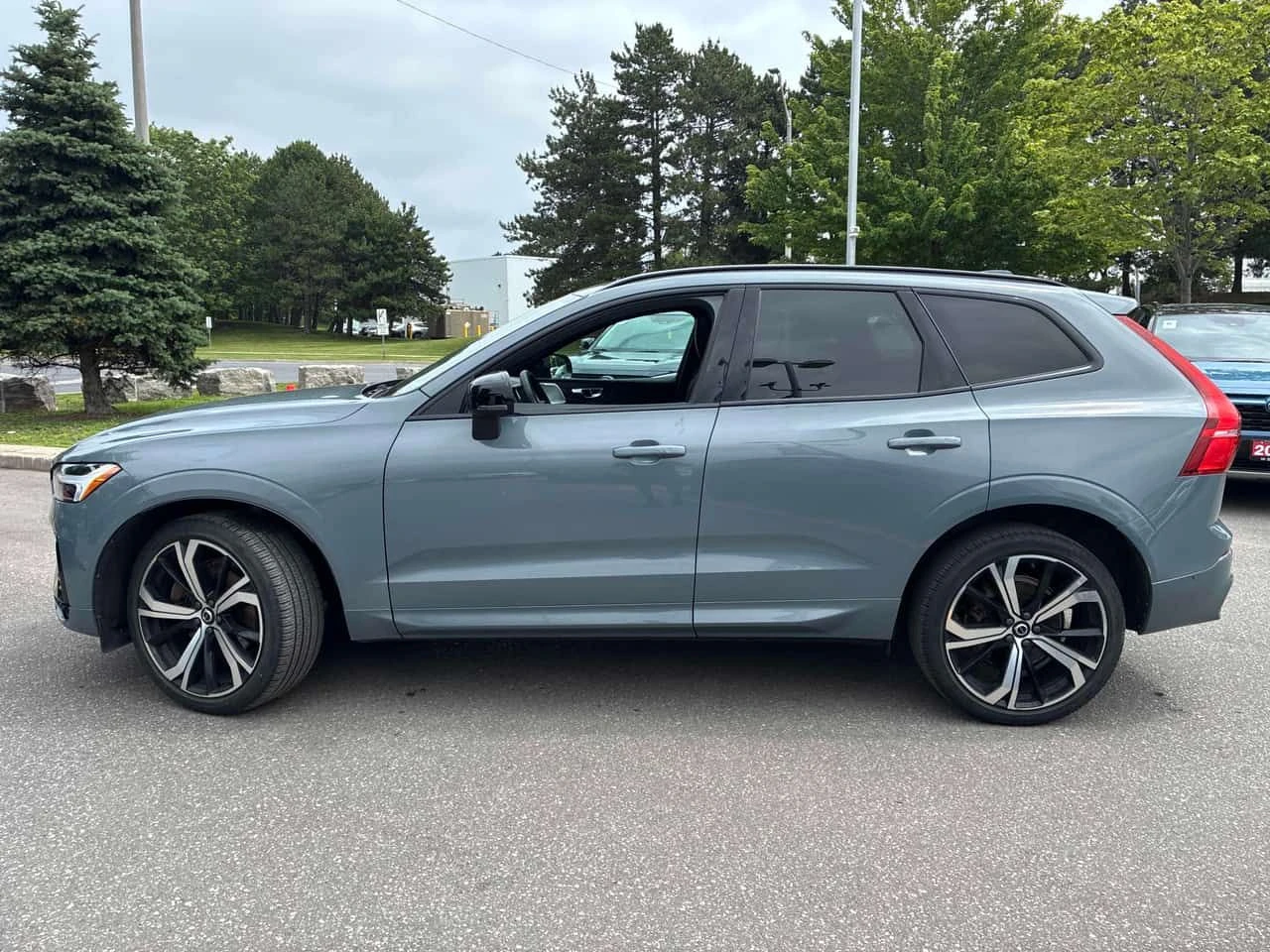 Volvo XC60 R Design/ПАНОРАМА/360 КАМЕРИ/АВТОФИНАНСИРАНЕ, снимка 3 - Автомобили и джипове - 55125521