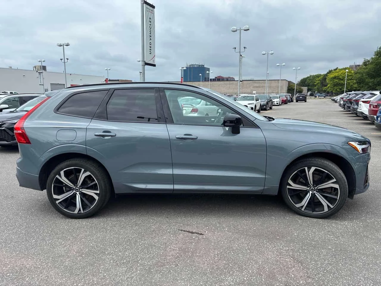Volvo XC60 R Design/ПАНОРАМА/360 КАМЕРИ/АВТОФИНАНСИРАНЕ, снимка 4 - Автомобили и джипове - 55125521