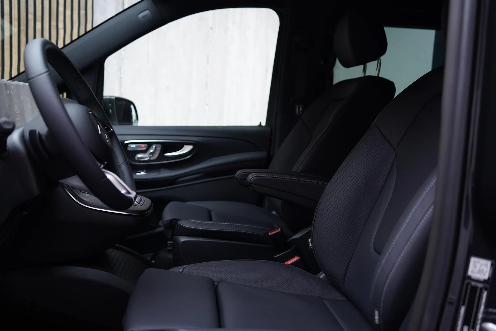 Mercedes-Benz V 300 d/AMG/4-MATIC/EXTRALONG/BURM/360/8-МЕСТЕН/AIRMATIC - изображение 8