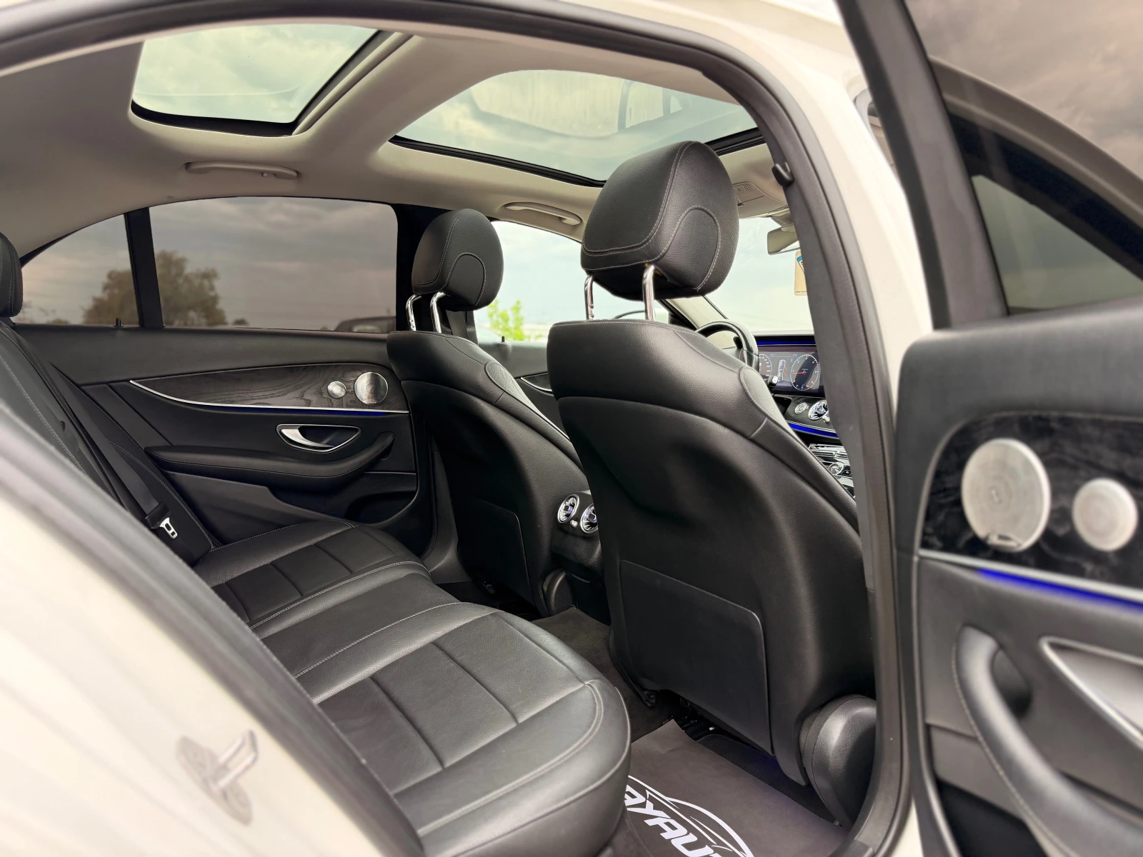 Mercedes-Benz E 220 D= BRABUS= HUD= KEYLESS GO= BURMESTER= 360* КАМЕРА, снимка 12 - Автомобили и джипове - 54357320