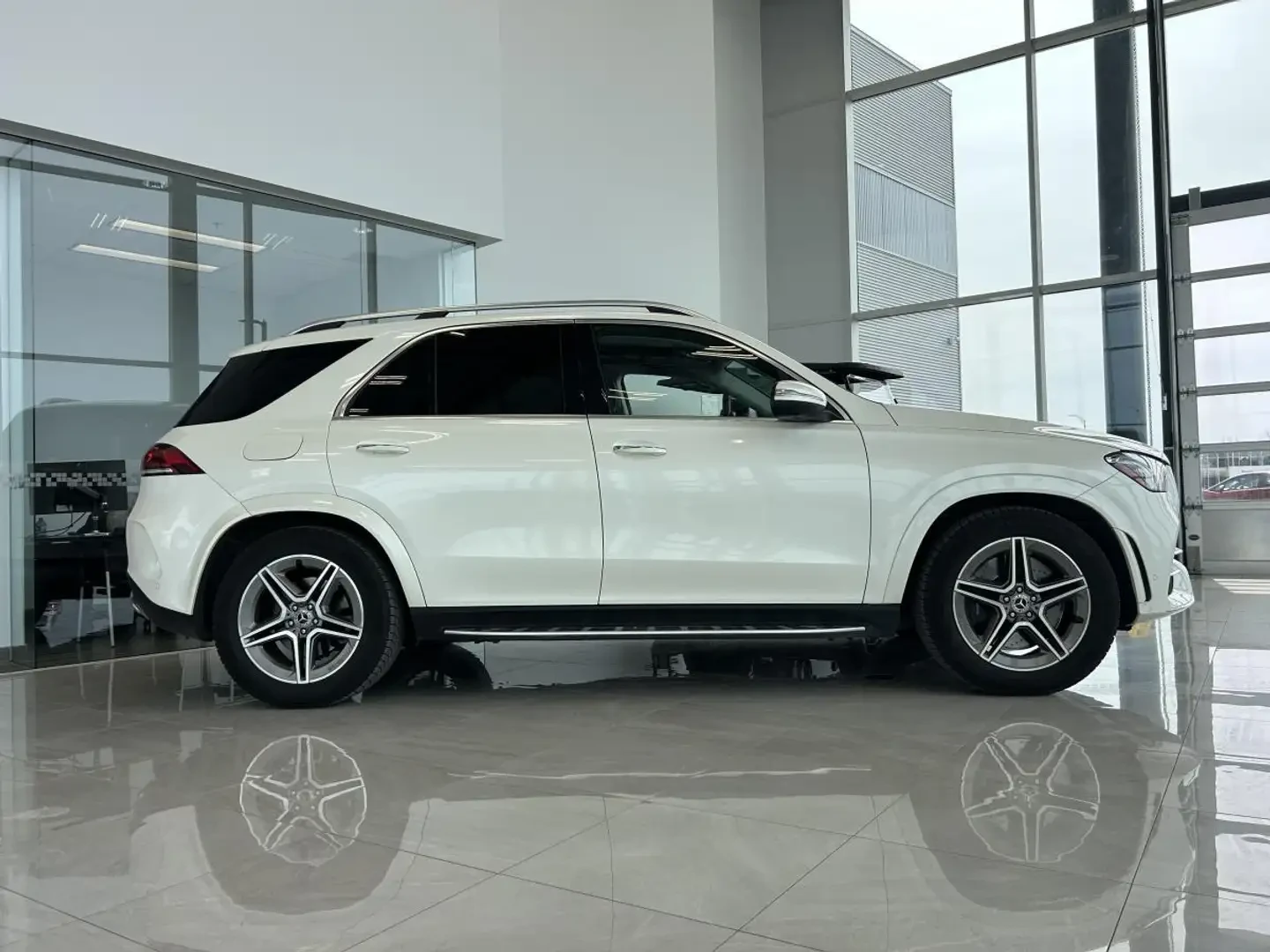Mercedes-Benz GLE 450 4MATIC PLUS* AMG NIGHT PACK* FULL* ЦЕНА ДО БГ!* , снимка 5 - Автомобили и джипове - 54932561