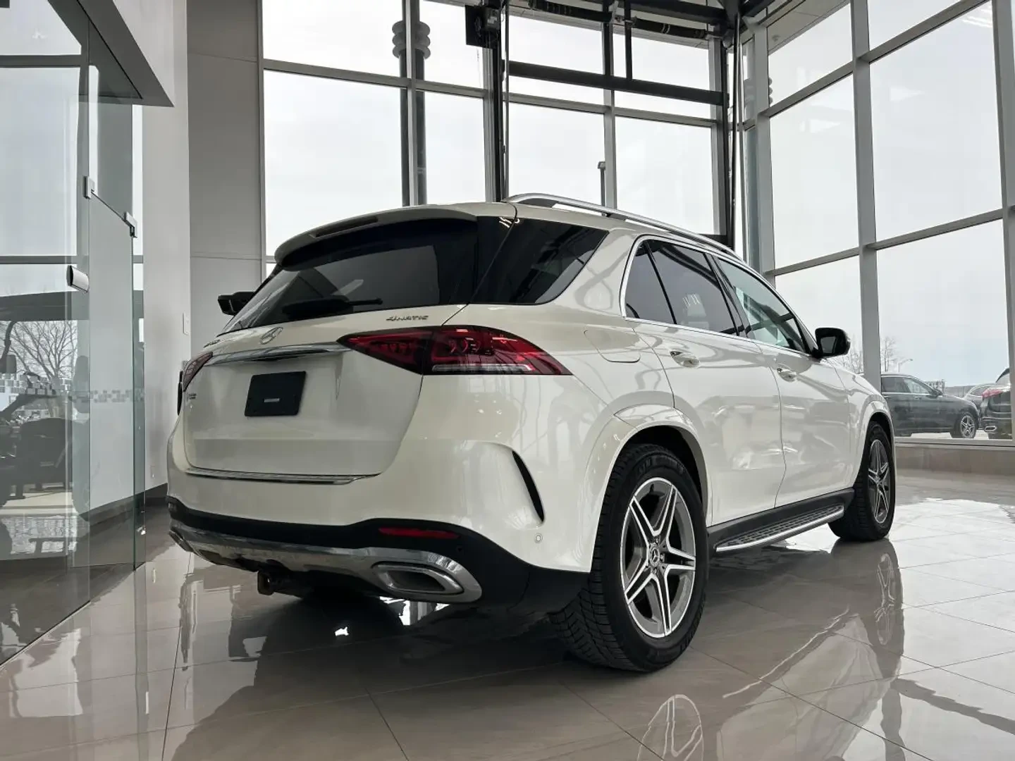 Mercedes-Benz GLE 450 4MATIC PLUS* AMG NIGHT PACK* FULL* ЦЕНА ДО БГ!* , снимка 4 - Автомобили и джипове - 54932561