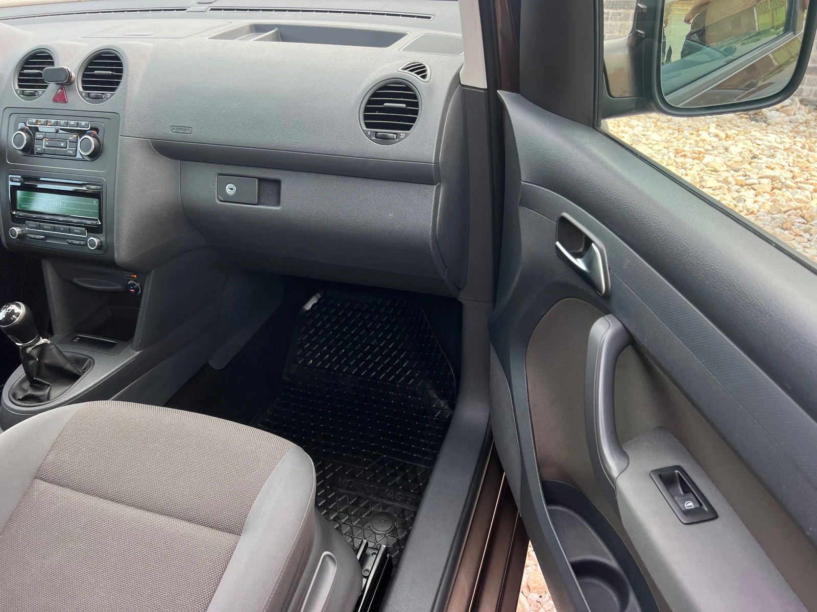 VW Caddy 1.6TDI KLIMATRONIK/UNIKAT, снимка 12 - Автомобили и джипове - 55075353
