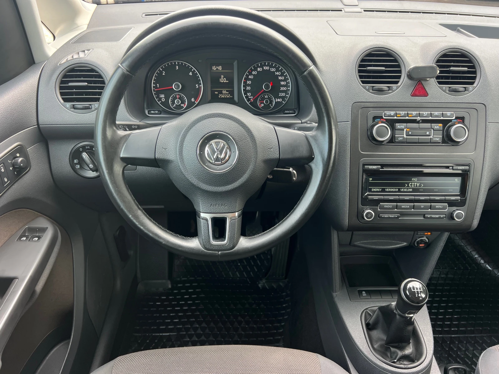 VW Caddy 1.6TDI KLIMATRONIK/UNIKAT, снимка 16 - Автомобили и джипове - 55075353