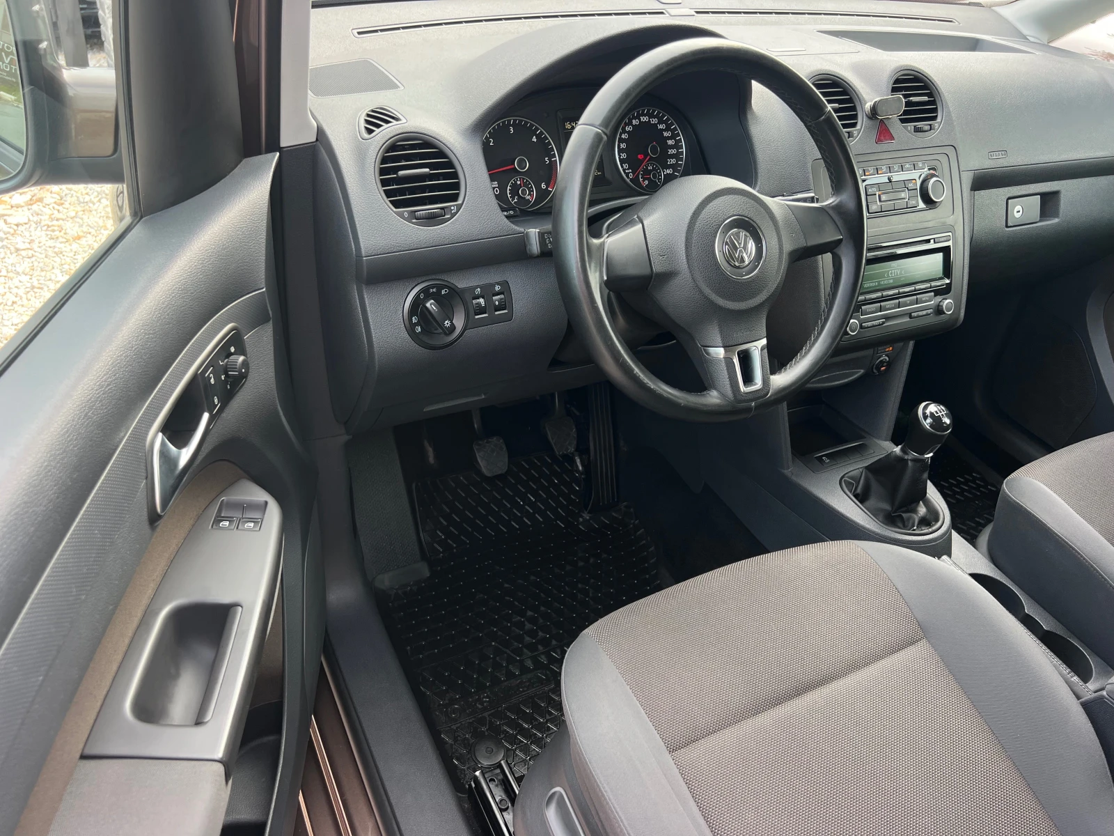 VW Caddy 1.6TDI KLIMATRONIK/UNIKAT, снимка 9 - Автомобили и джипове - 55075353